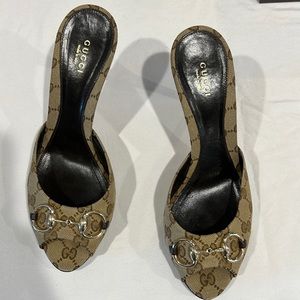 Gucci Horsebit peep toe heels in sought after canvas print. Size 41